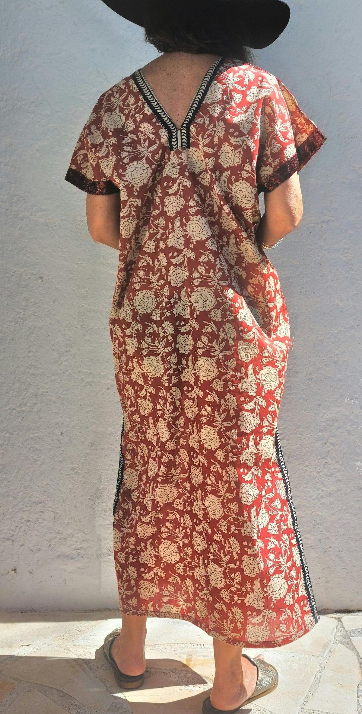 Poncho de plage fleuri, galon à sequins rouille