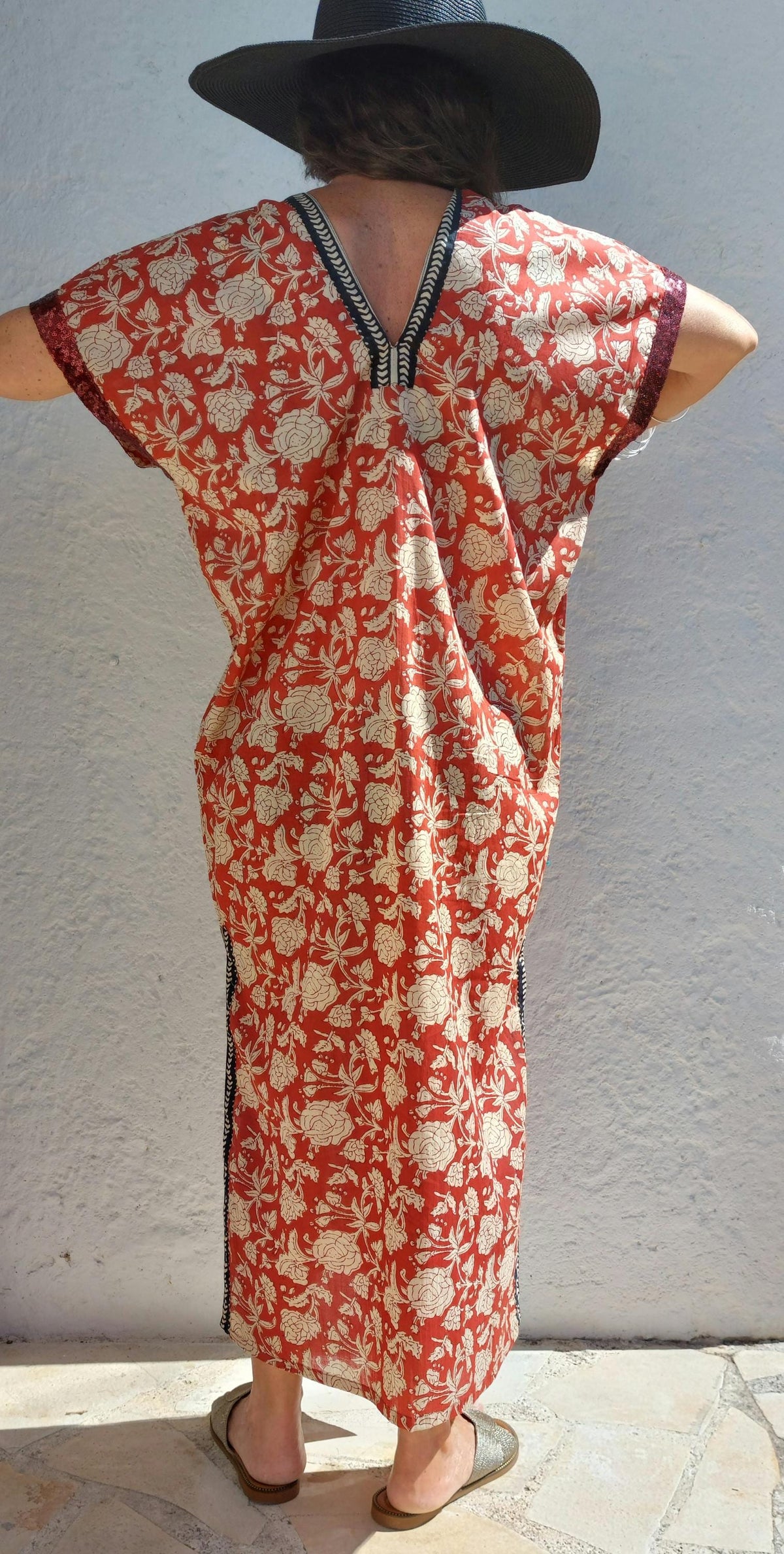 Poncho de plage fleuri, galon à sequins rouille