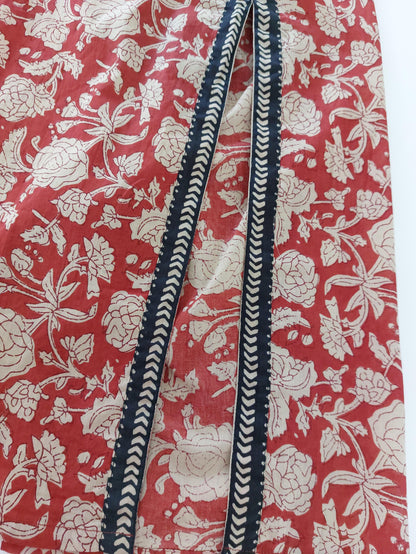 Détail du tissu et des finitions : poncho de plage fleuri, galon à sequins rouille