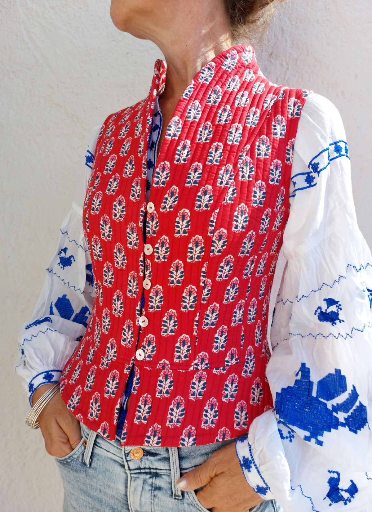 Gilet corseté matelassé rouge, boutons de nacre