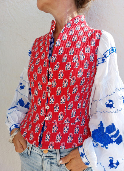 Gilet corseté matelassé rouge, boutons de nacre