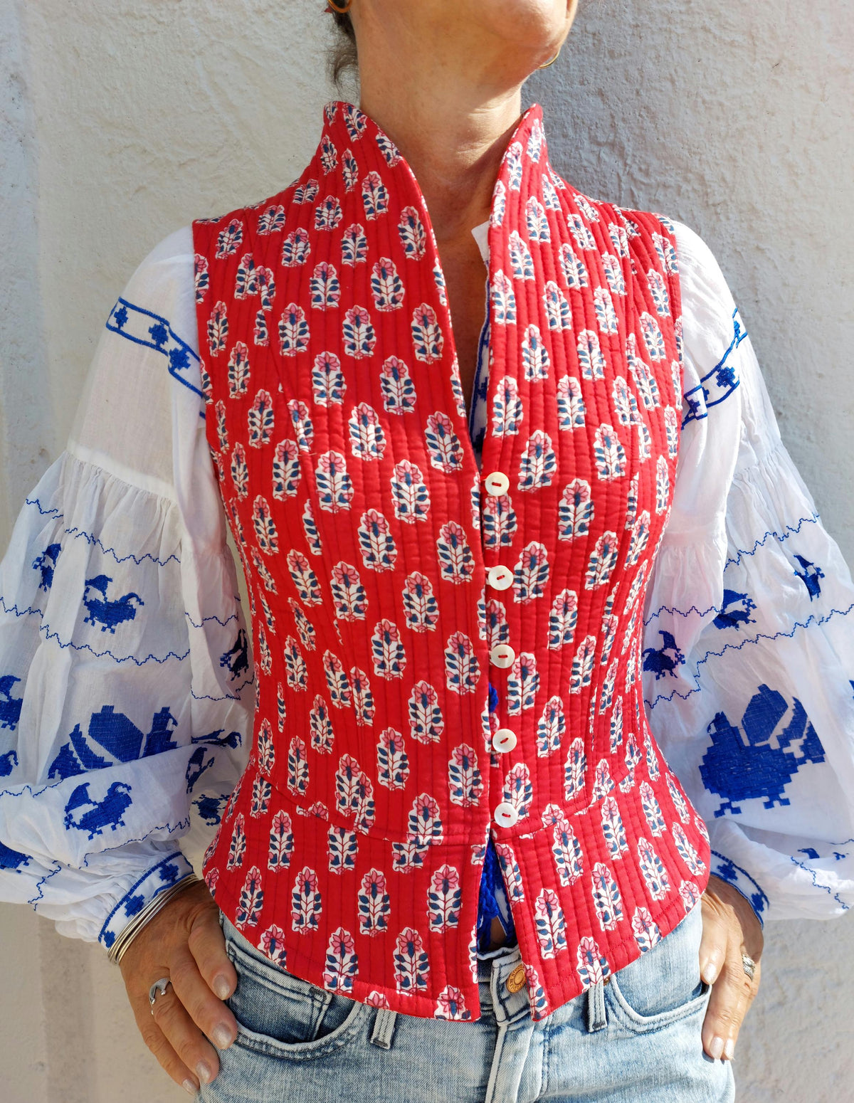 Gilet corseté matelassé rouge, boutons de nacre