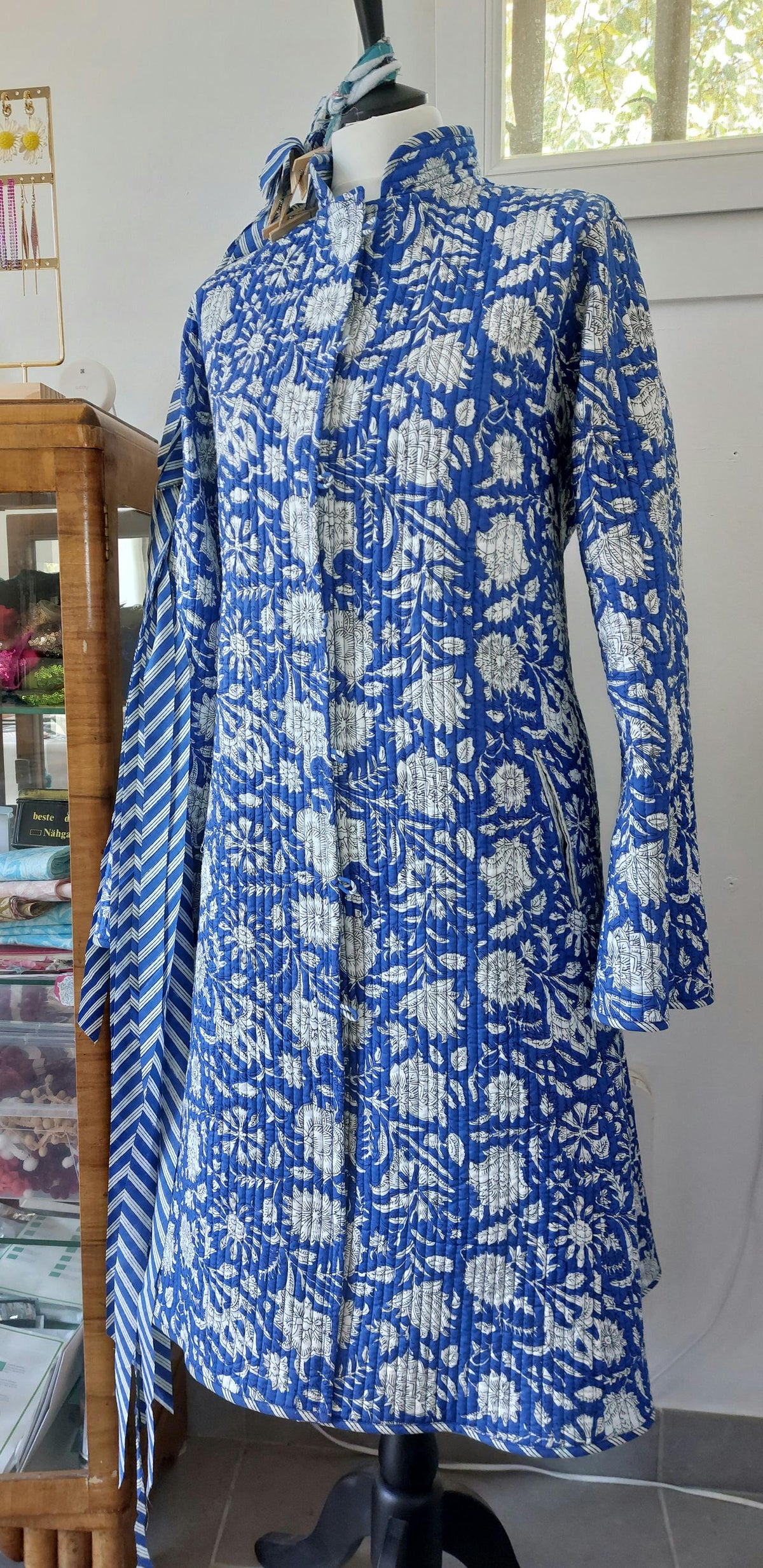 Manteau redingote matelassé bleu fleuri