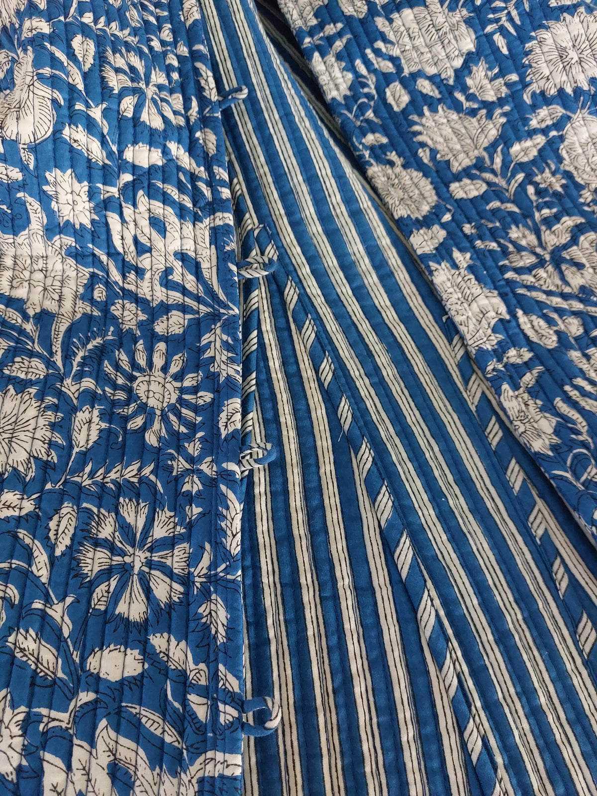 Manteau redingote matelassé bleu fleuri