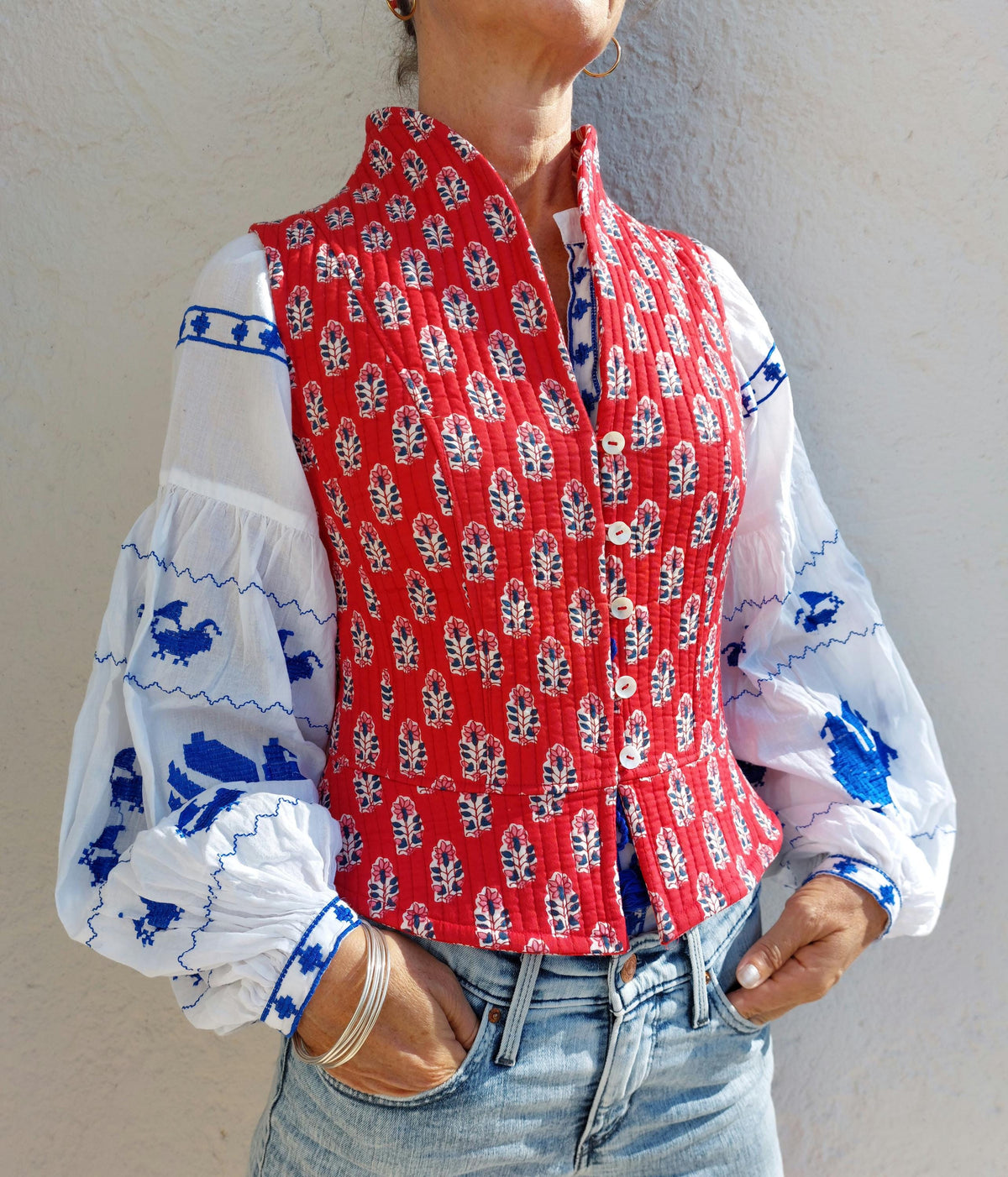 Gilet corseté matelassé rouge, boutons de nacre