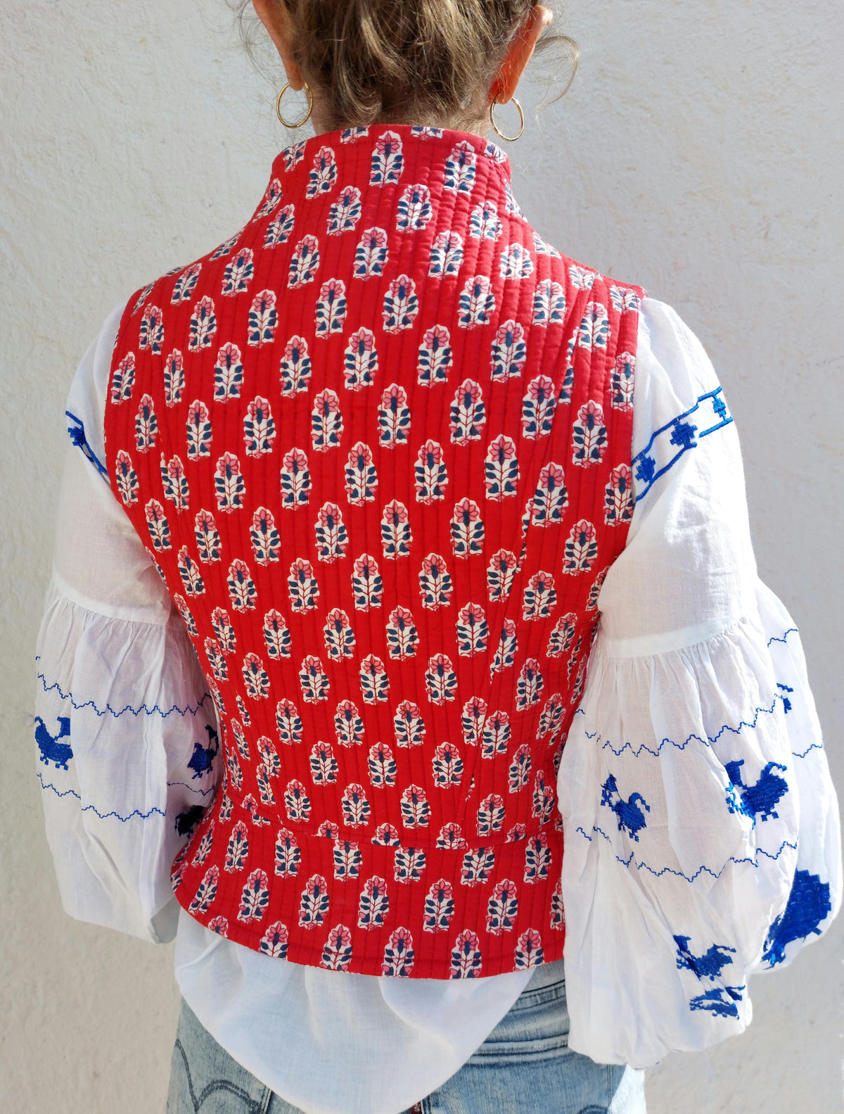 Gilet corseté matelassé rouge, boutons de nacre