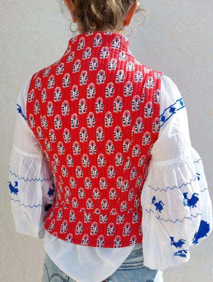 Gilet corseté matelassé rouge, boutons de nacre