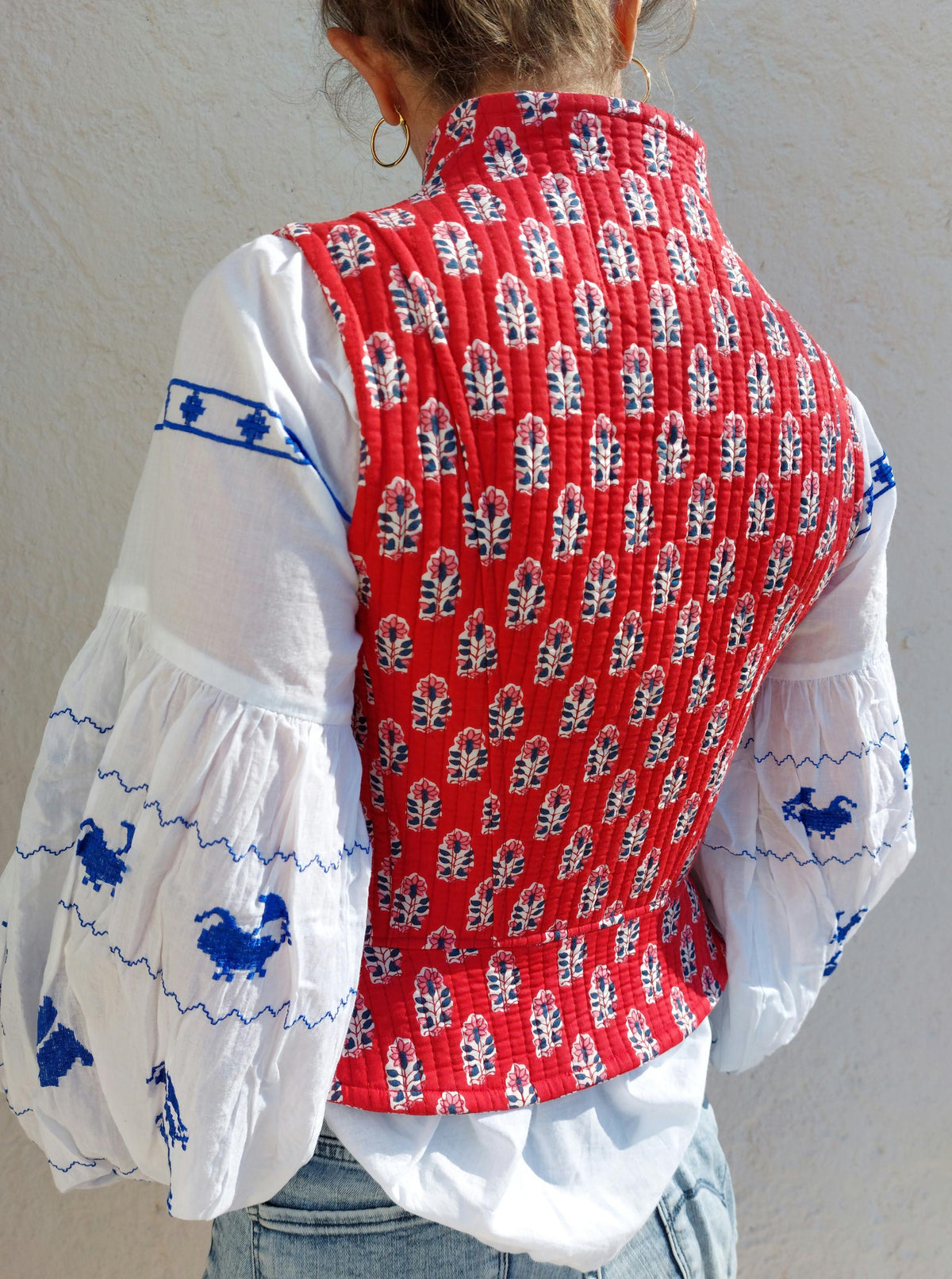 Gilet corseté matelassé rouge, boutons de nacre