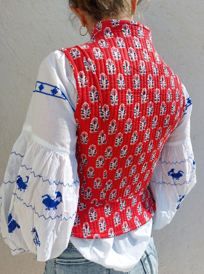 Gilet corseté matelassé rouge, boutons de nacre