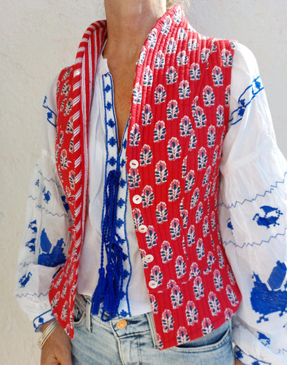 Gilet corseté matelassé rouge, boutons de nacre