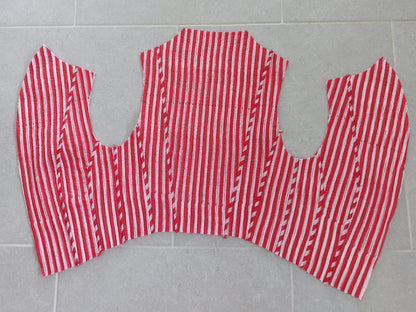 Gilet corseté matelassé rouge, boutons de nacre