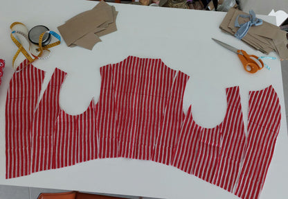 Gilet corseté matelassé rouge, boutons de nacre