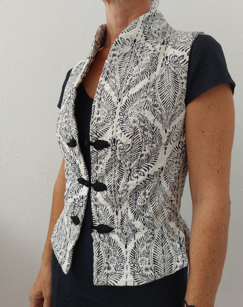 corset shape waistcoat in cotton,in the shades of black & white,diamond pattern,black brandeburg,fitted shape,hippie chic outfit