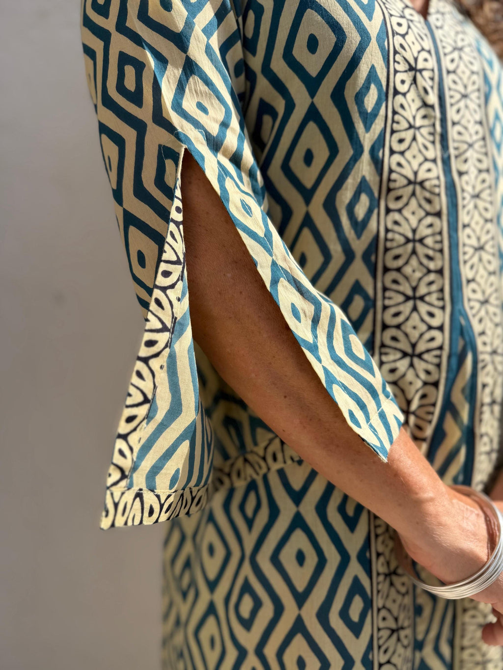 long kaftan in soft cotton,beige color,geometric blue pattern,summer outfit,flared shape,beach party dress