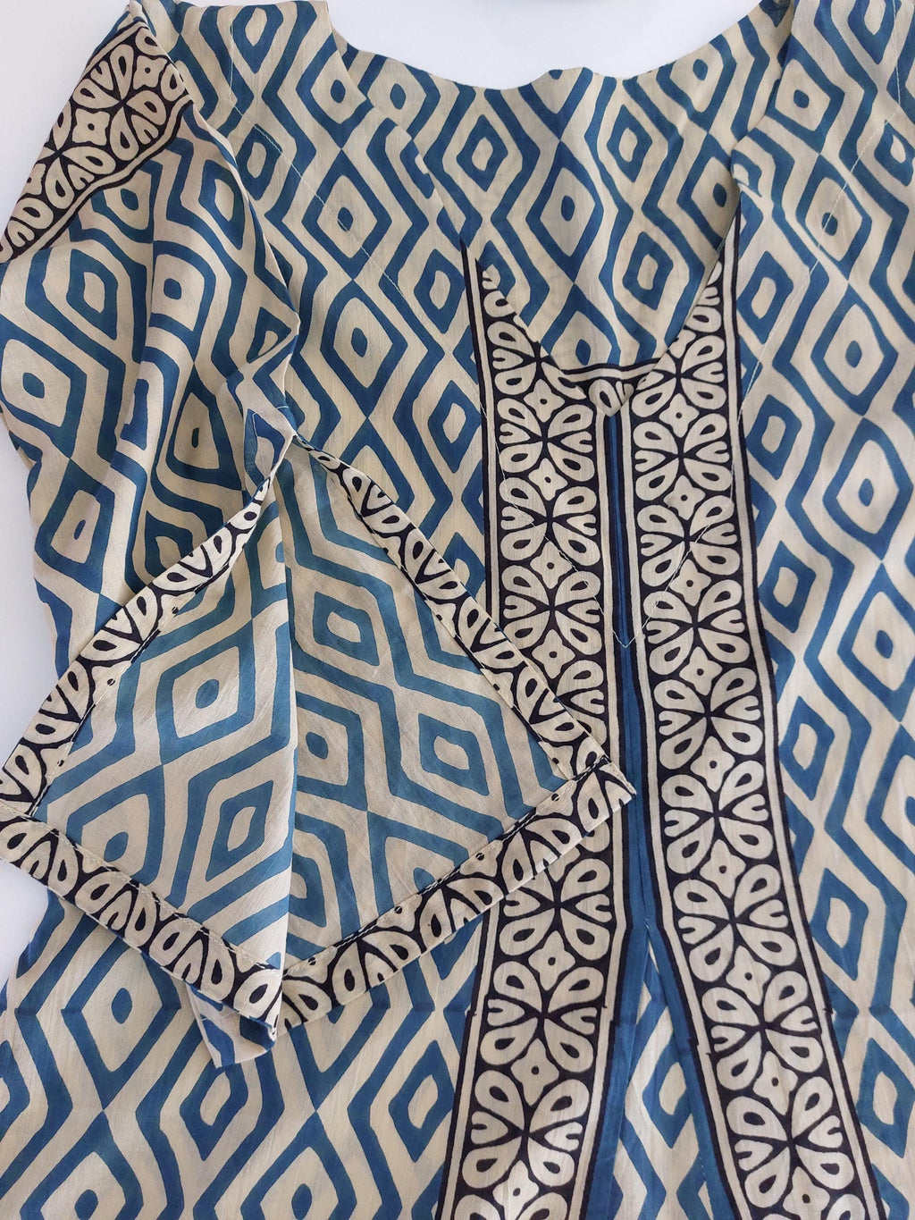 long kaftan in soft cotton,beige color,geometric blue pattern,summer outfit,flared shape,beach party dress