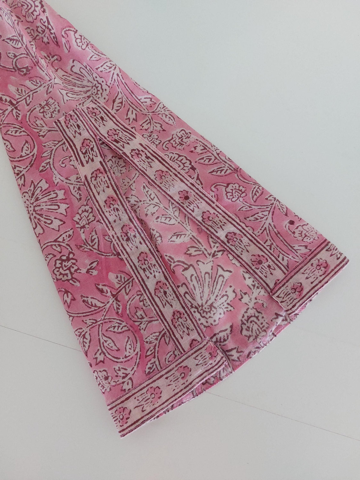 Langer ausgestellter Baumwollkaftan mit rosa Blumen