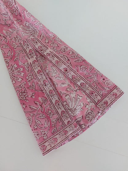 Langer ausgestellter Baumwollkaftan mit rosa Blumen
