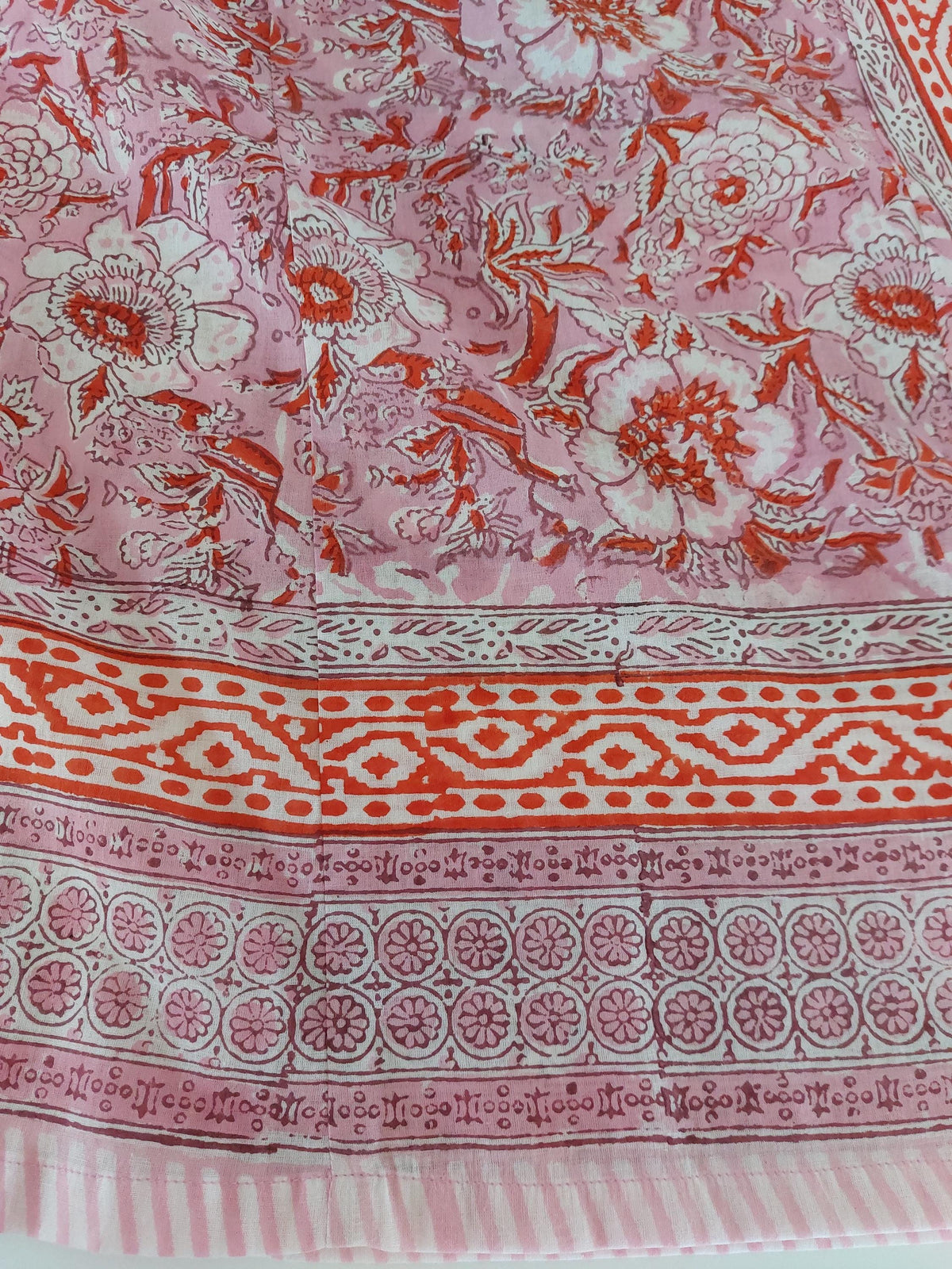 Langer ausgestellter Baumwollkaftan mit rosa und orangefarbenen Blumen