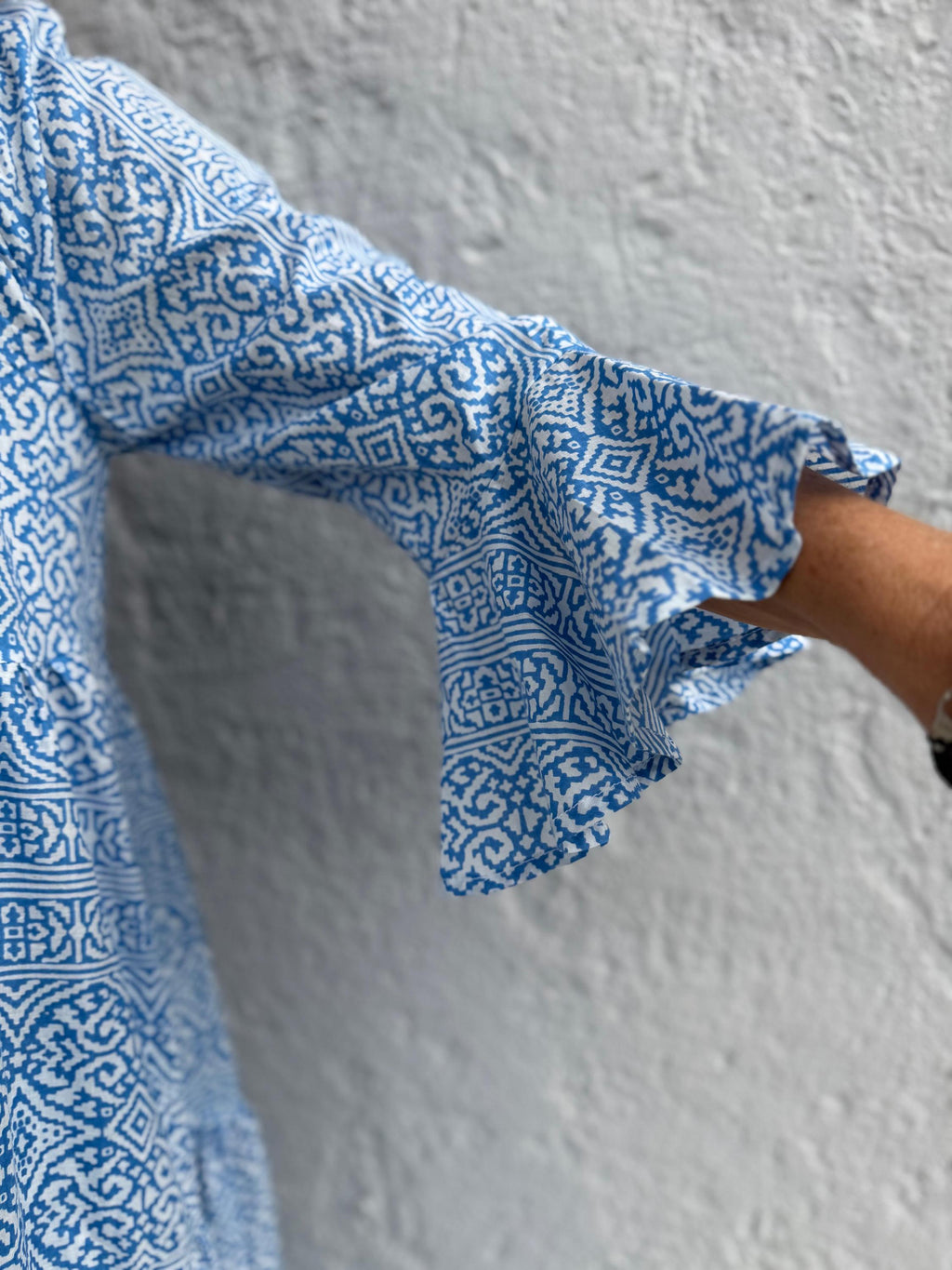 long ruffled dress in cotton,geometric pattern,blue & white colors,bohochic summer outfit