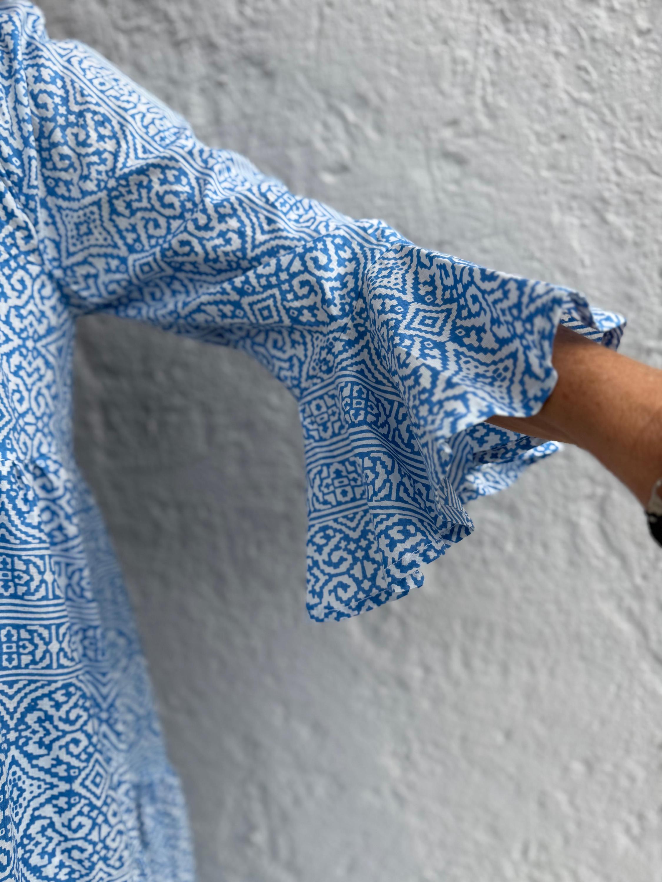 long ruffled dress in cotton,geometric pattern,blue & white colors,bohochic summer outfit