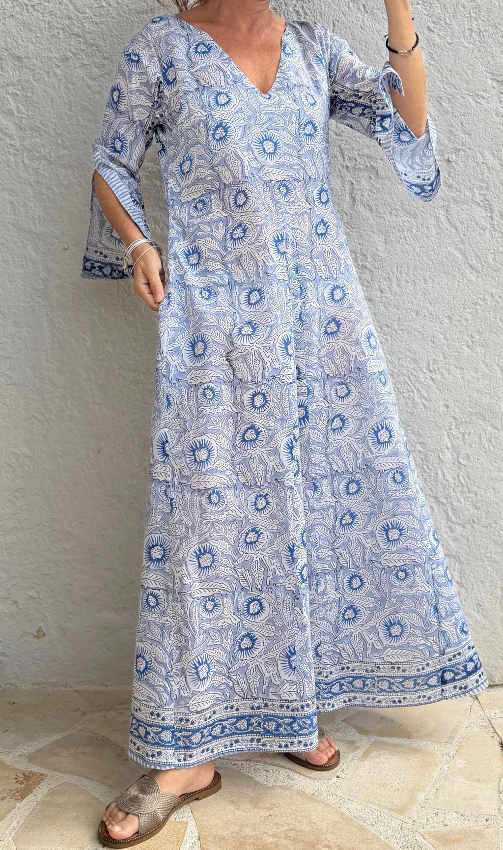 long kaftan in soft cotton,in the shade of blue,floral pattern,summer outfit,flared shape,beach party dress