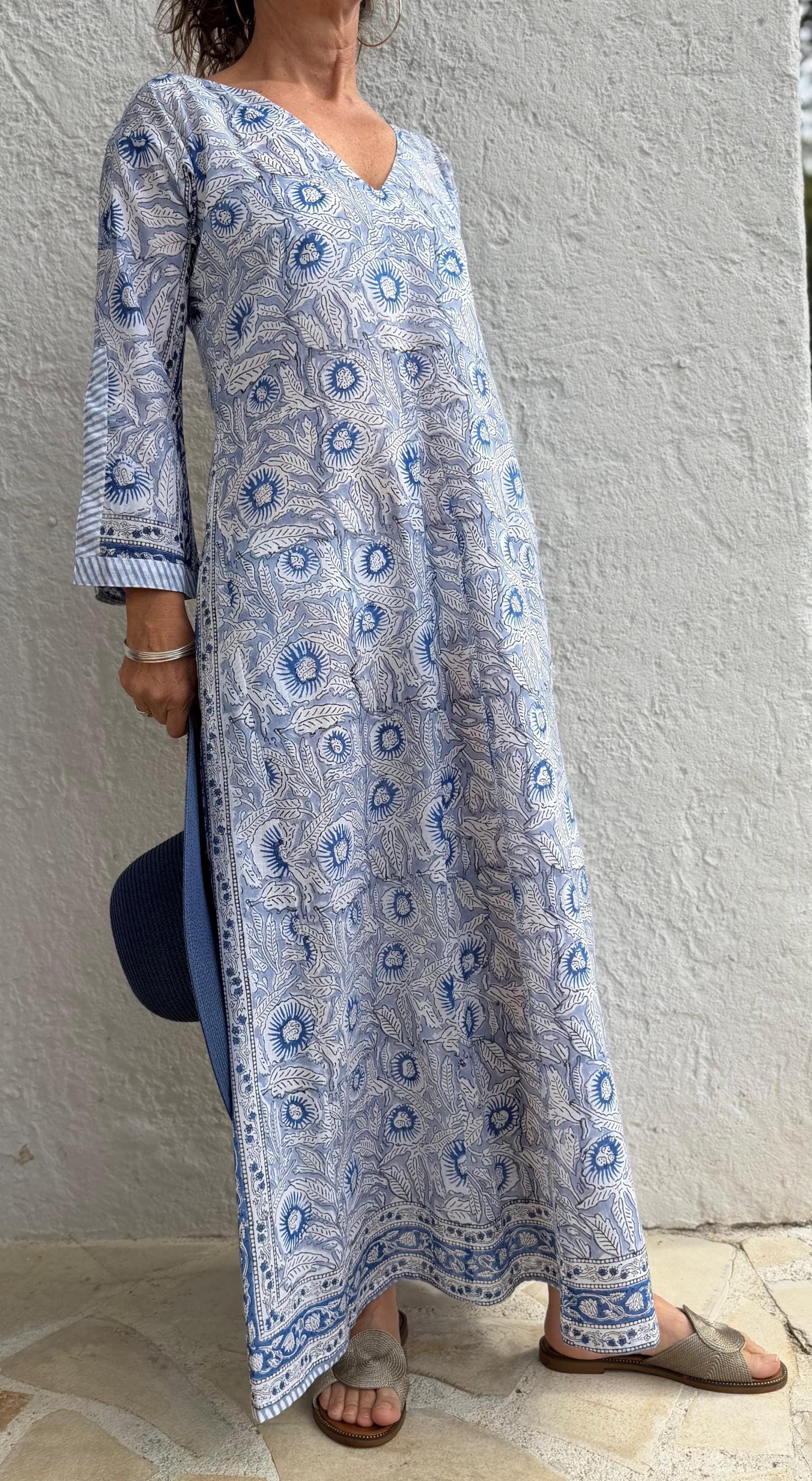 long kaftan in soft cotton,in the shade of blue,floral pattern,summer outfit,flared shape,beach party dress