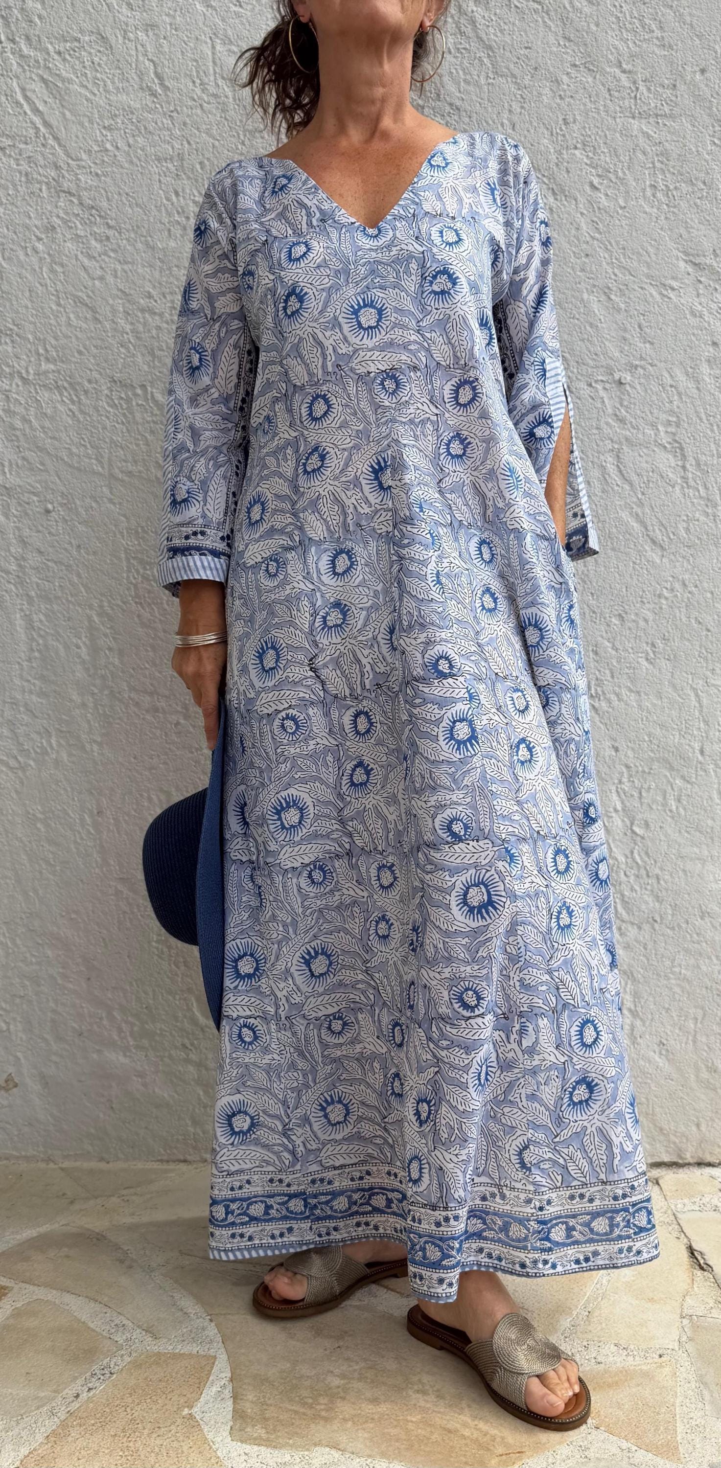 long kaftan in soft cotton,in the shade of blue,floral pattern,summer outfit,flared shape,beach party dress