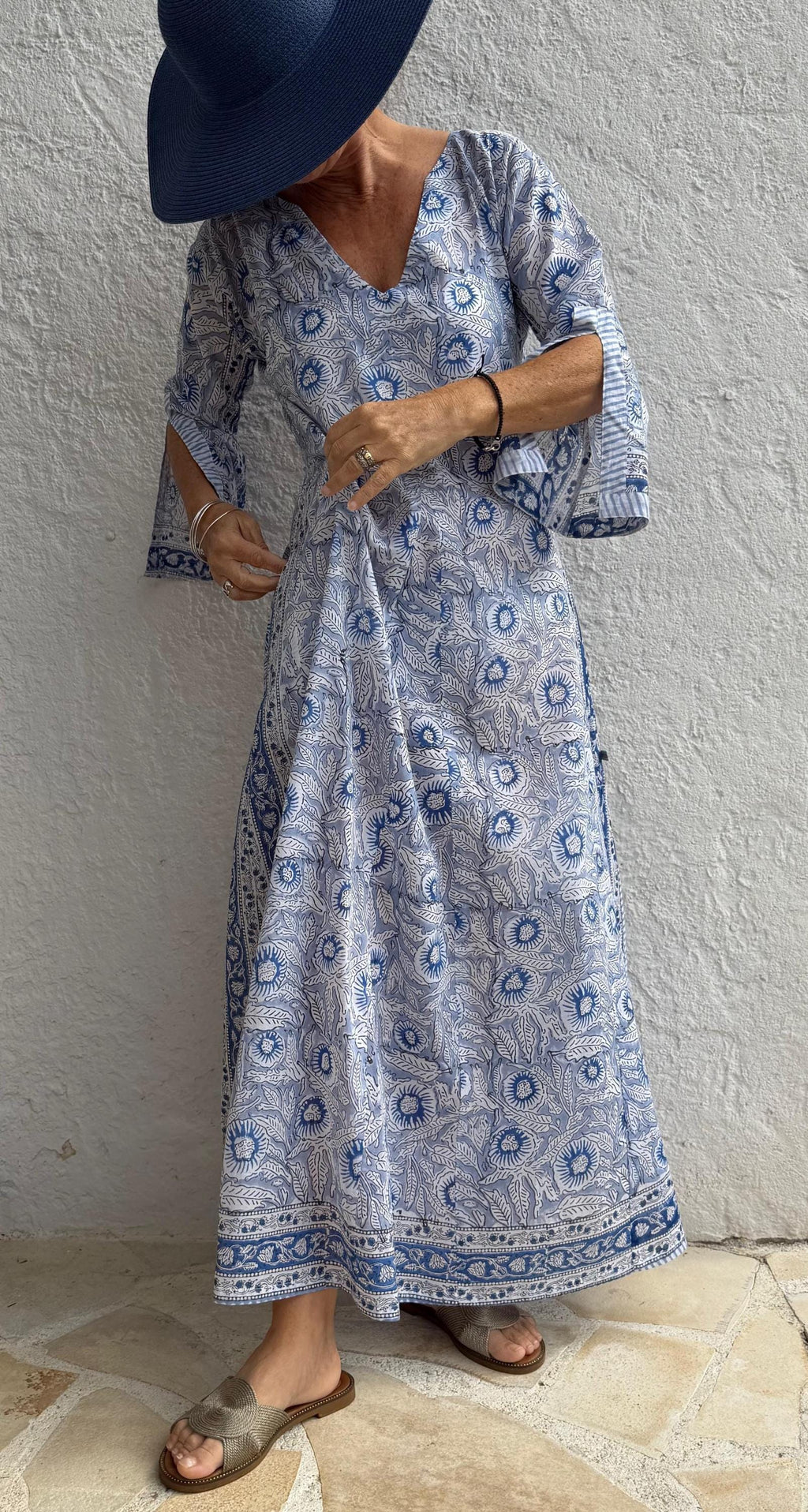 long kaftan in soft cotton,in the shade of blue,floral pattern,summer outfit,flared shape,beach party dress