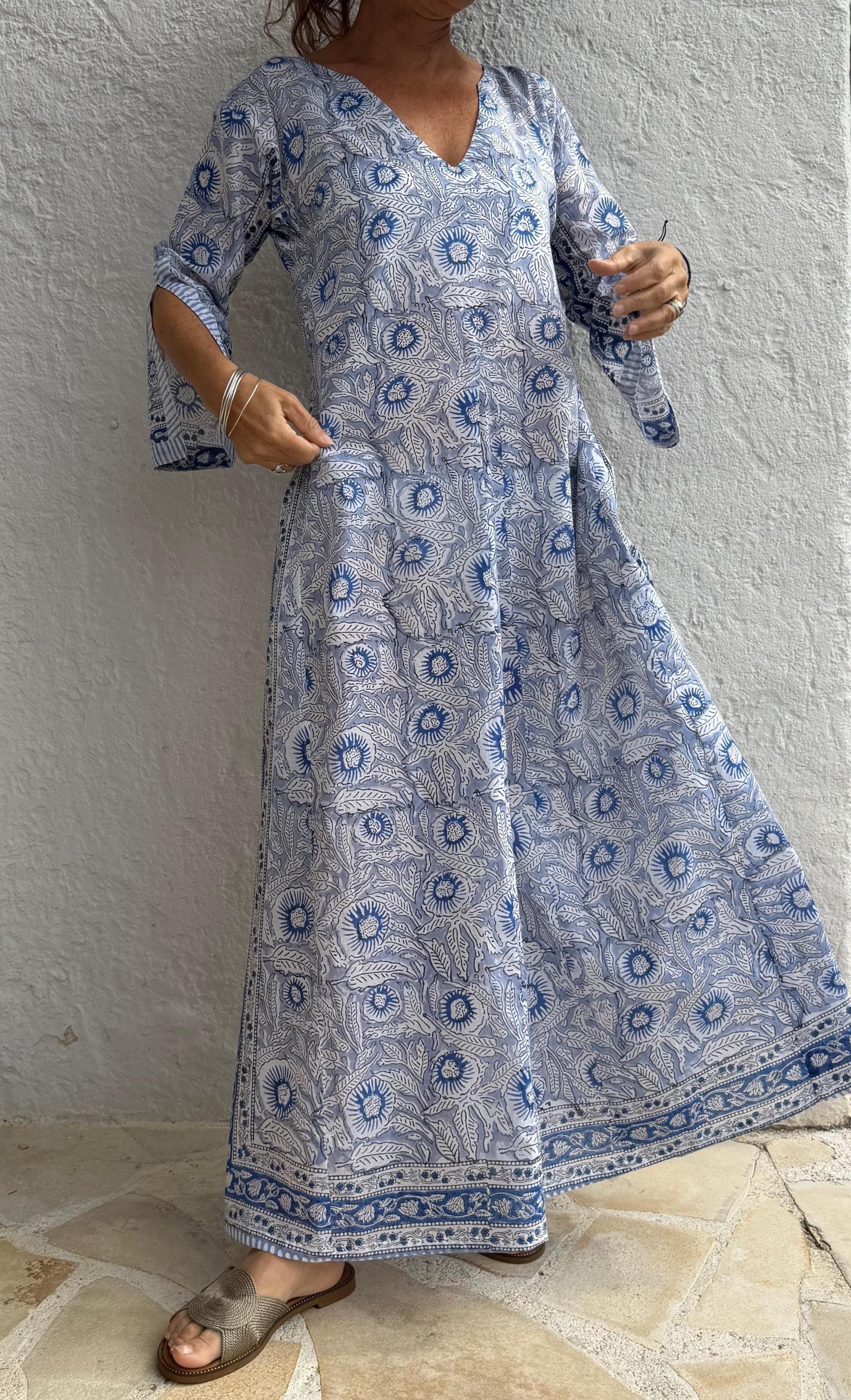 long kaftan in soft cotton,in the shade of blue,floral pattern,summer outfit,flared shape,beach party dress