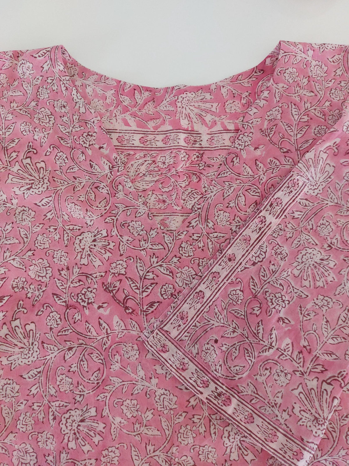 Langer ausgestellter Baumwollkaftan mit rosa Blumen