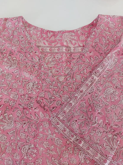 Langer ausgestellter Baumwollkaftan mit rosa Blumen