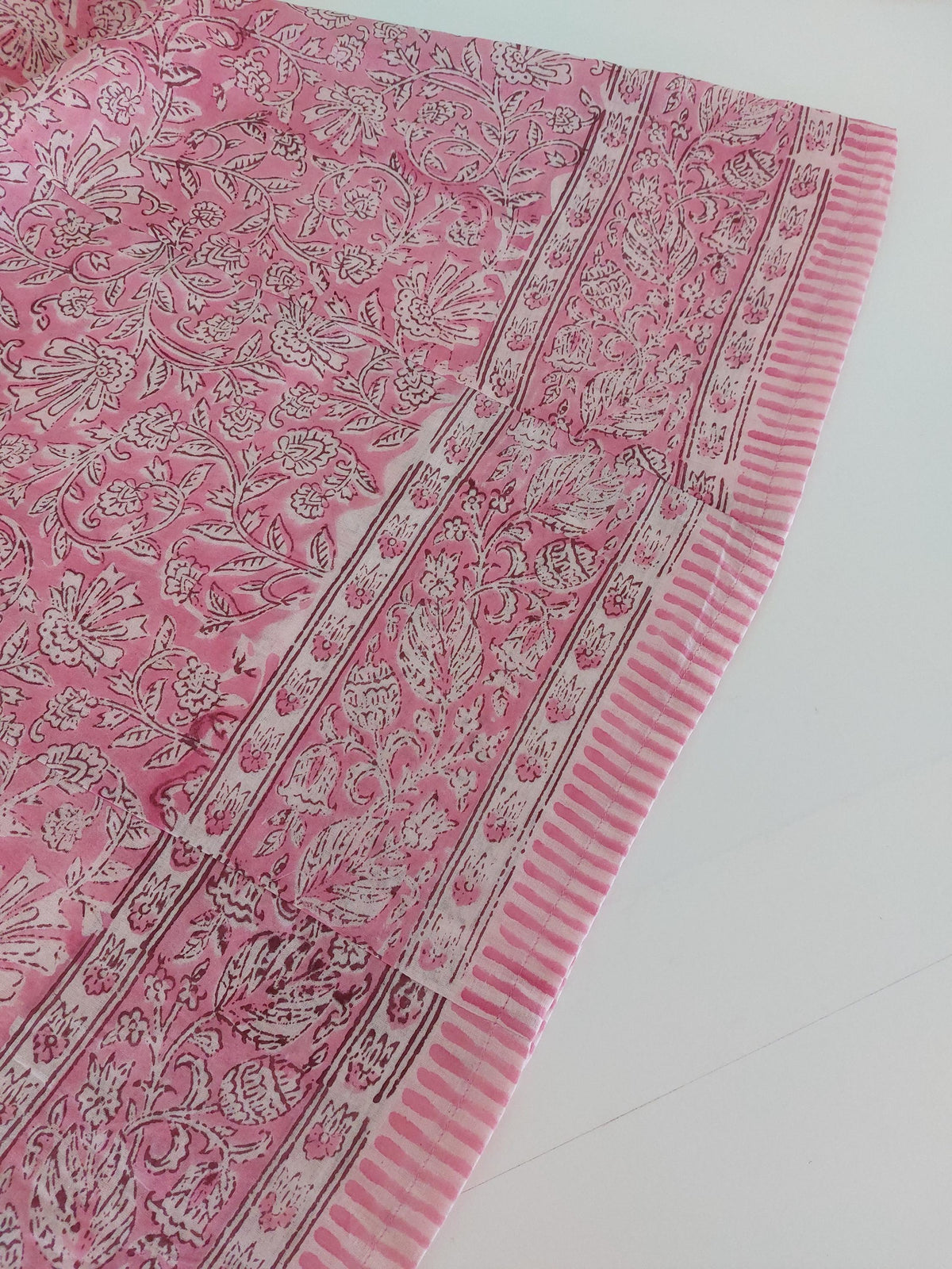 Langer ausgestellter Baumwollkaftan mit rosa Blumen