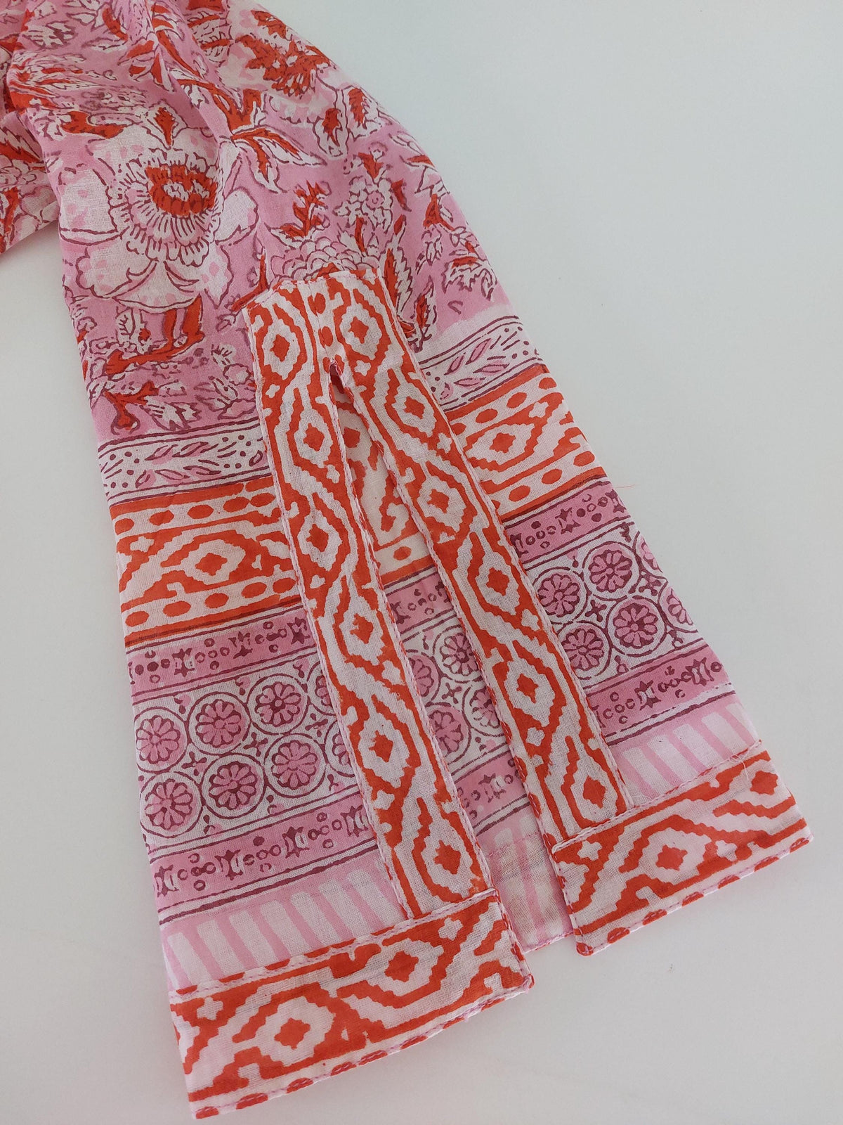 Langer ausgestellter Baumwollkaftan mit rosa und orangefarbenen Blumen