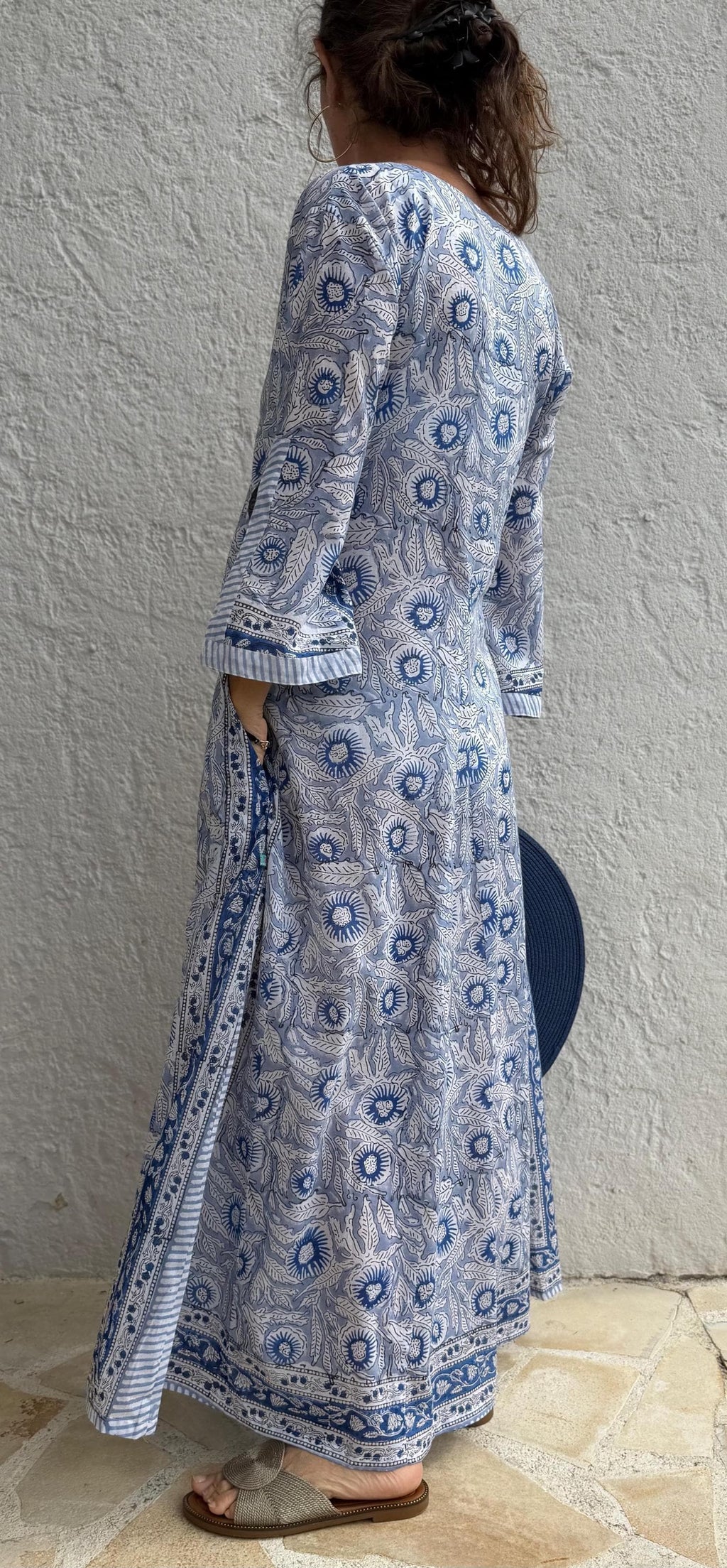 long kaftan in soft cotton,in the shade of blue,floral pattern,summer outfit,flared shape,beach party dress
