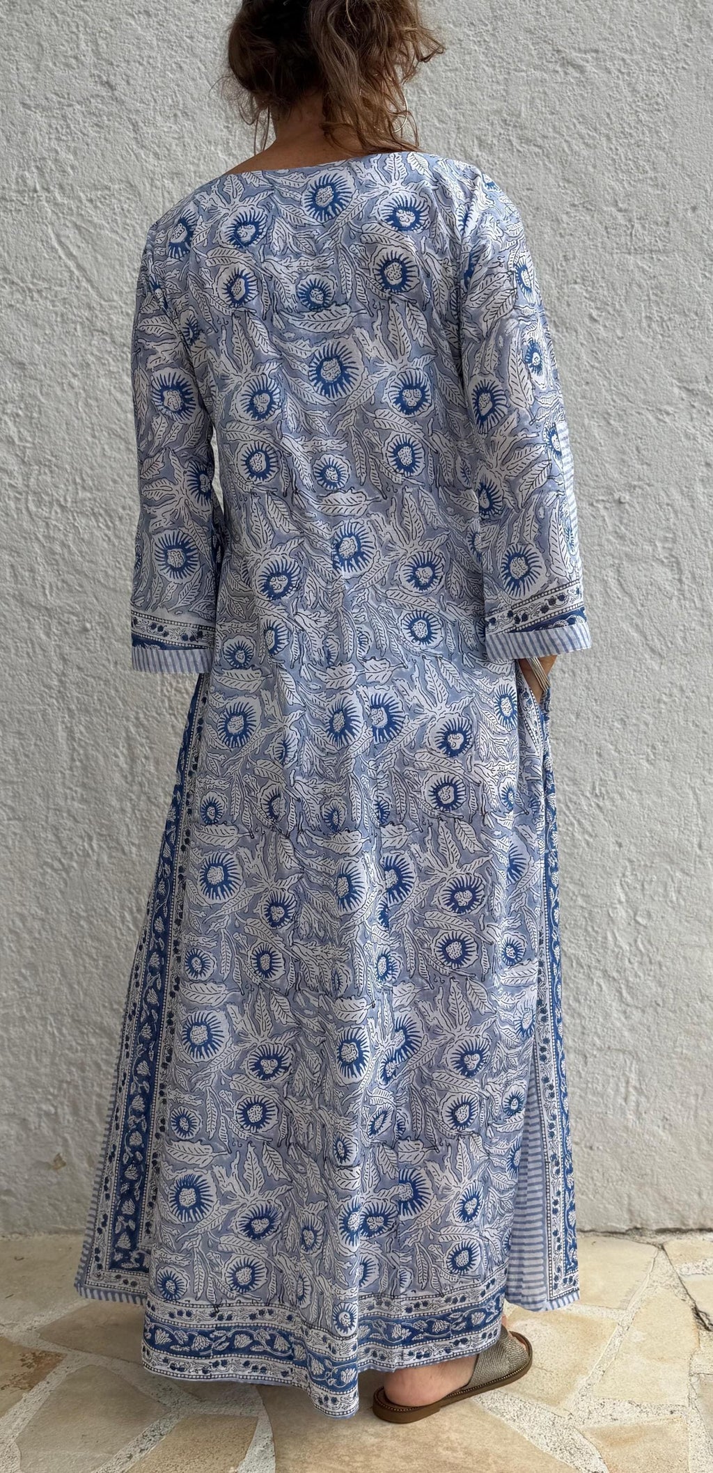 long kaftan in soft cotton,in the shade of blue,floral pattern,summer outfit,flared shape,beach party dress