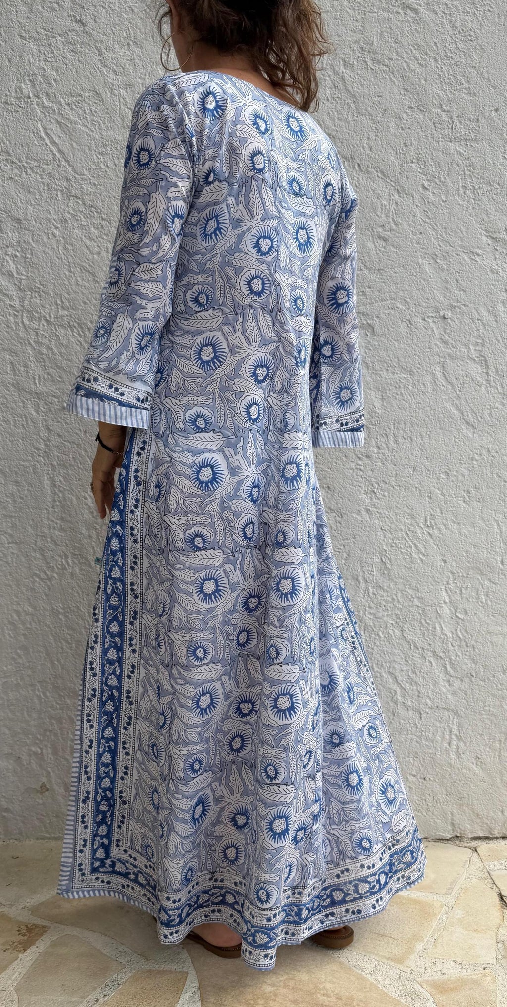 long kaftan in soft cotton,in the shade of blue,floral pattern,summer outfit,flared shape,beach party dress