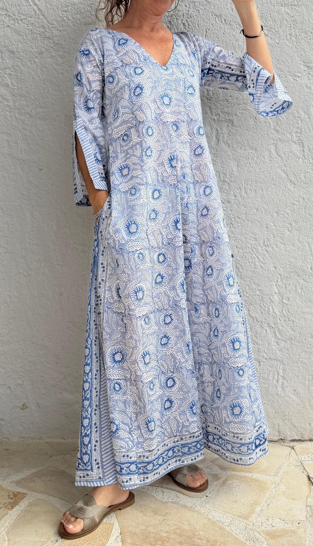 long kaftan in soft cotton,in the shade of blue,floral pattern,summer outfit,flared shape,beach party dress