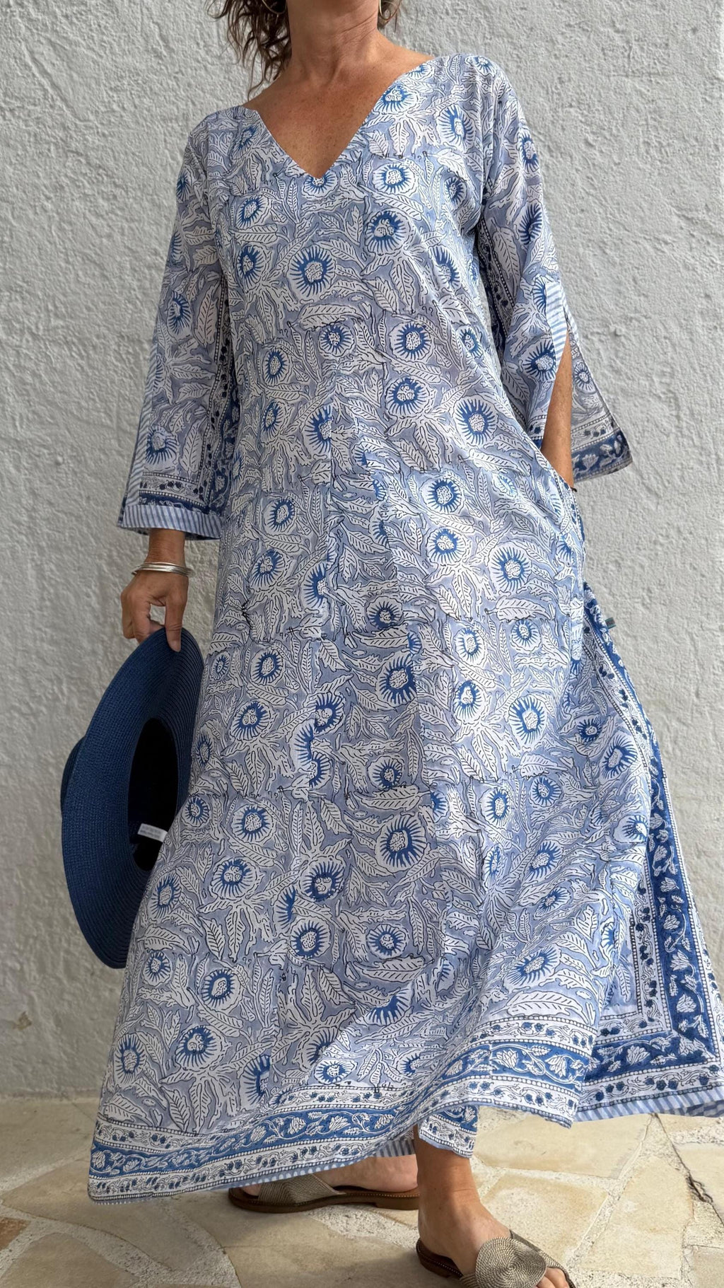 long kaftan in soft cotton,in the shade of blue,floral pattern,summer outfit,flared shape,beach party dress