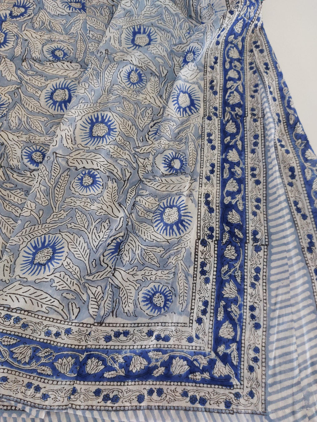 long kaftan in soft cotton,in the shade of blue,floral pattern,summer outfit,flared shape,beach party dress
