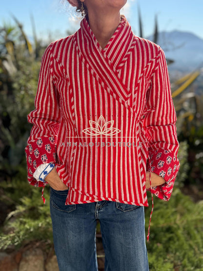 Rote wendbare wattierte Wickeljacke