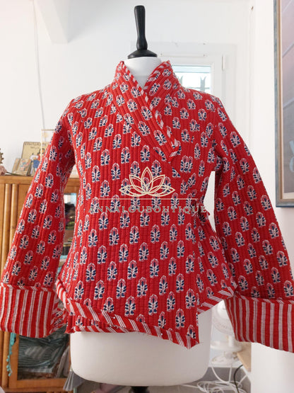 Rote wendbare wattierte Wickeljacke
