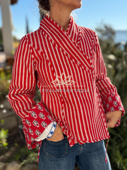 Rote wendbare wattierte Wickeljacke