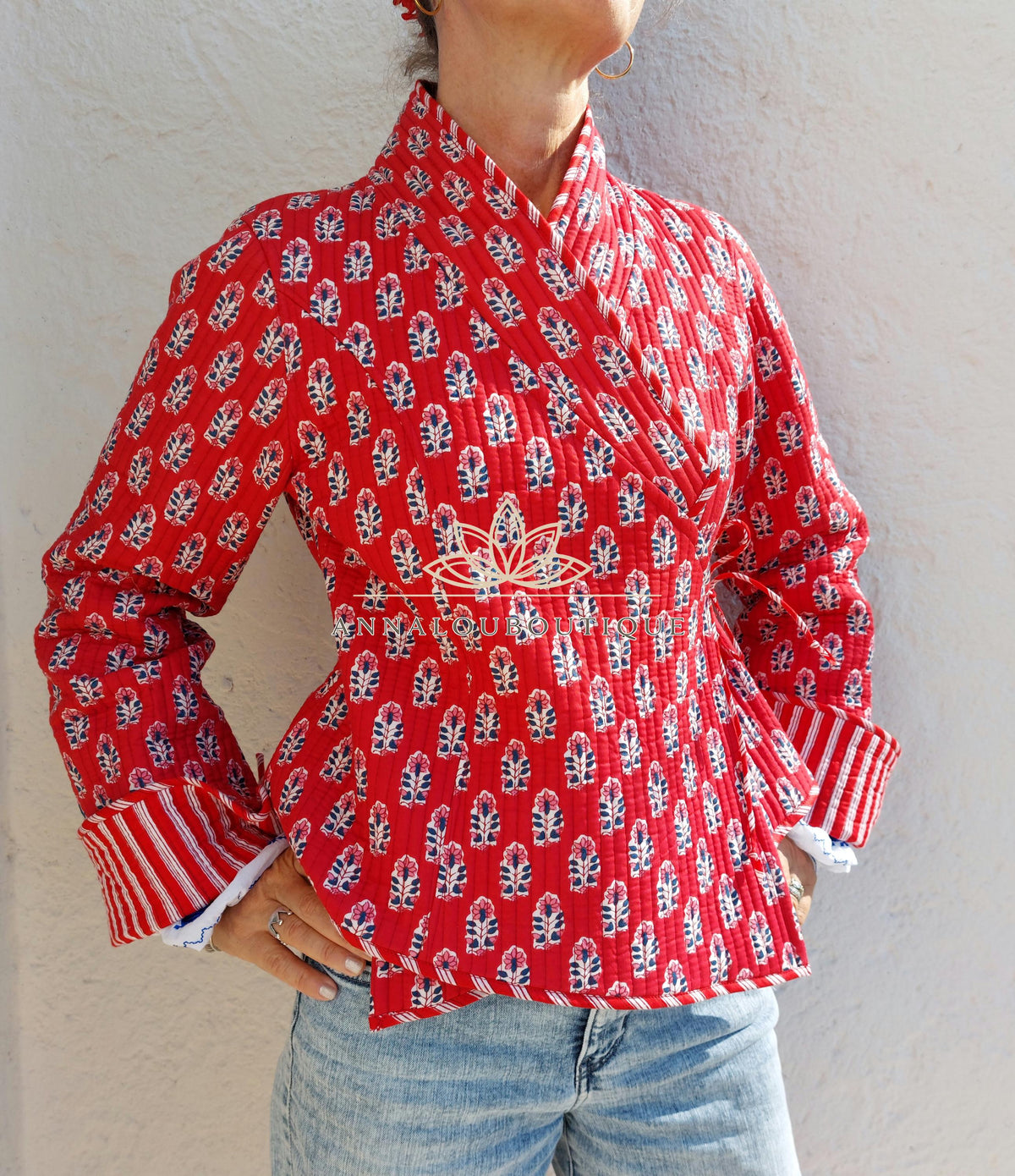 Rote wendbare wattierte Wickeljacke