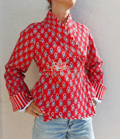 Rote wendbare wattierte Wickeljacke