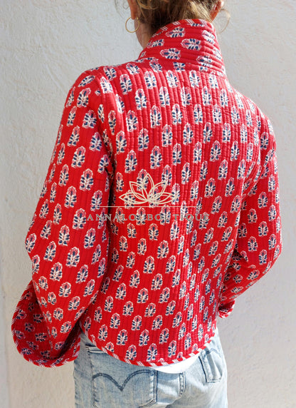 Rote wendbare wattierte Wickeljacke