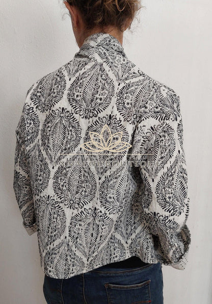 Baumwolljacke im Kimonostil mit schwarzen Rauten