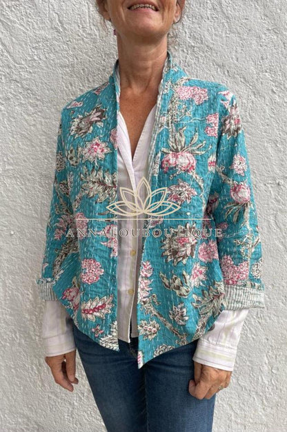 Baumwolljacke im Kimonostil mit türkisfarbenen und rosa Blumen