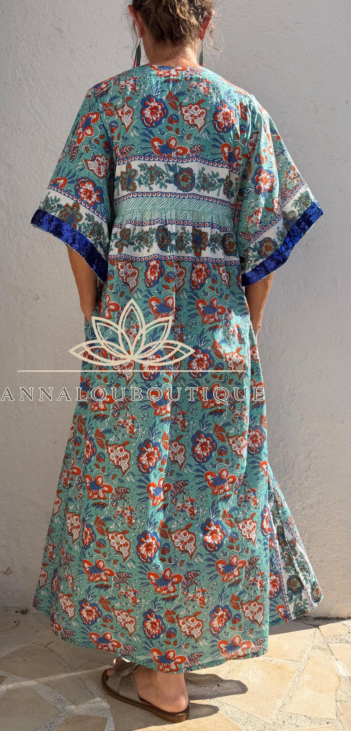 Robe ample turquoise et orange, sequins bleus
