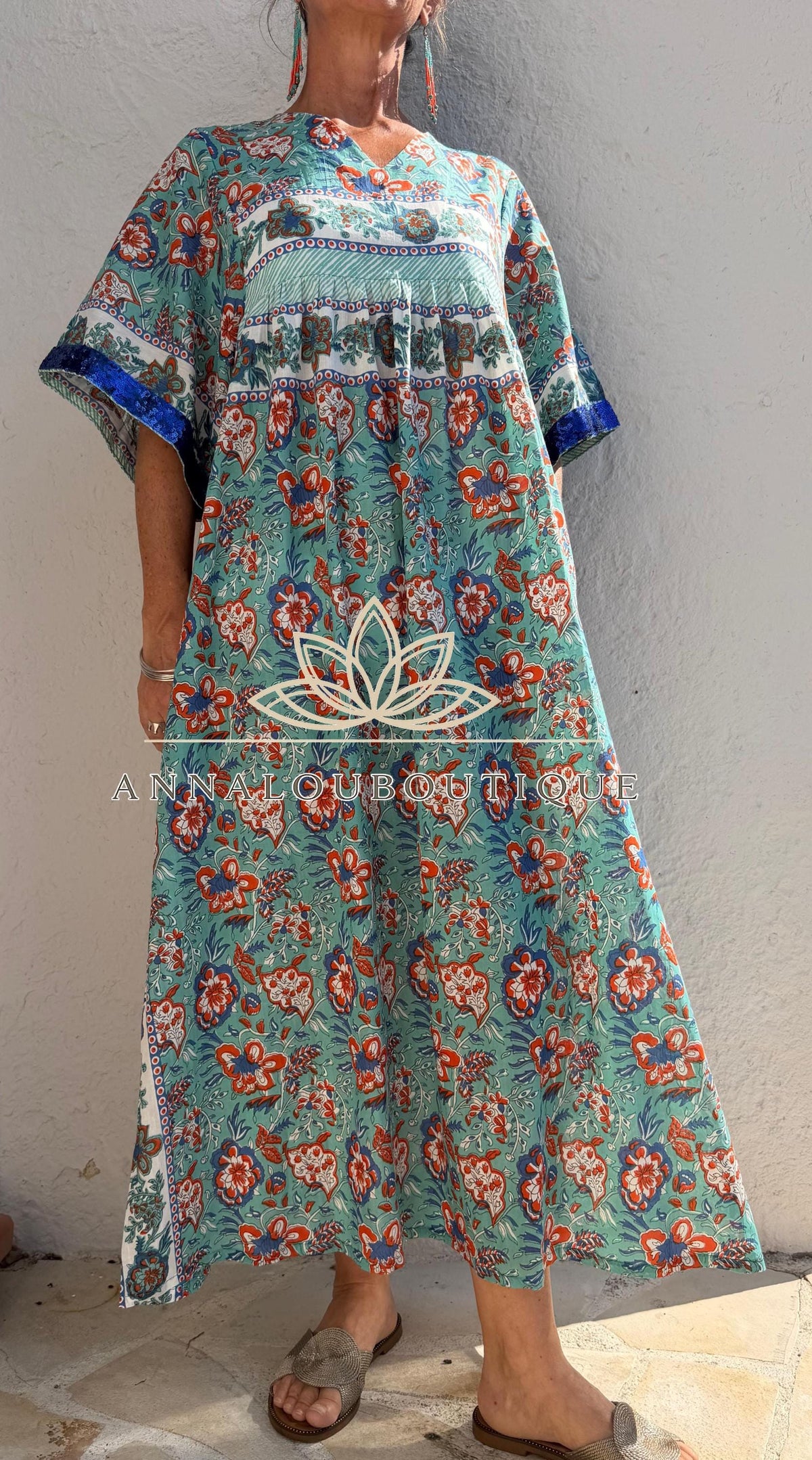 Robe ample turquoise et orange, sequins bleus