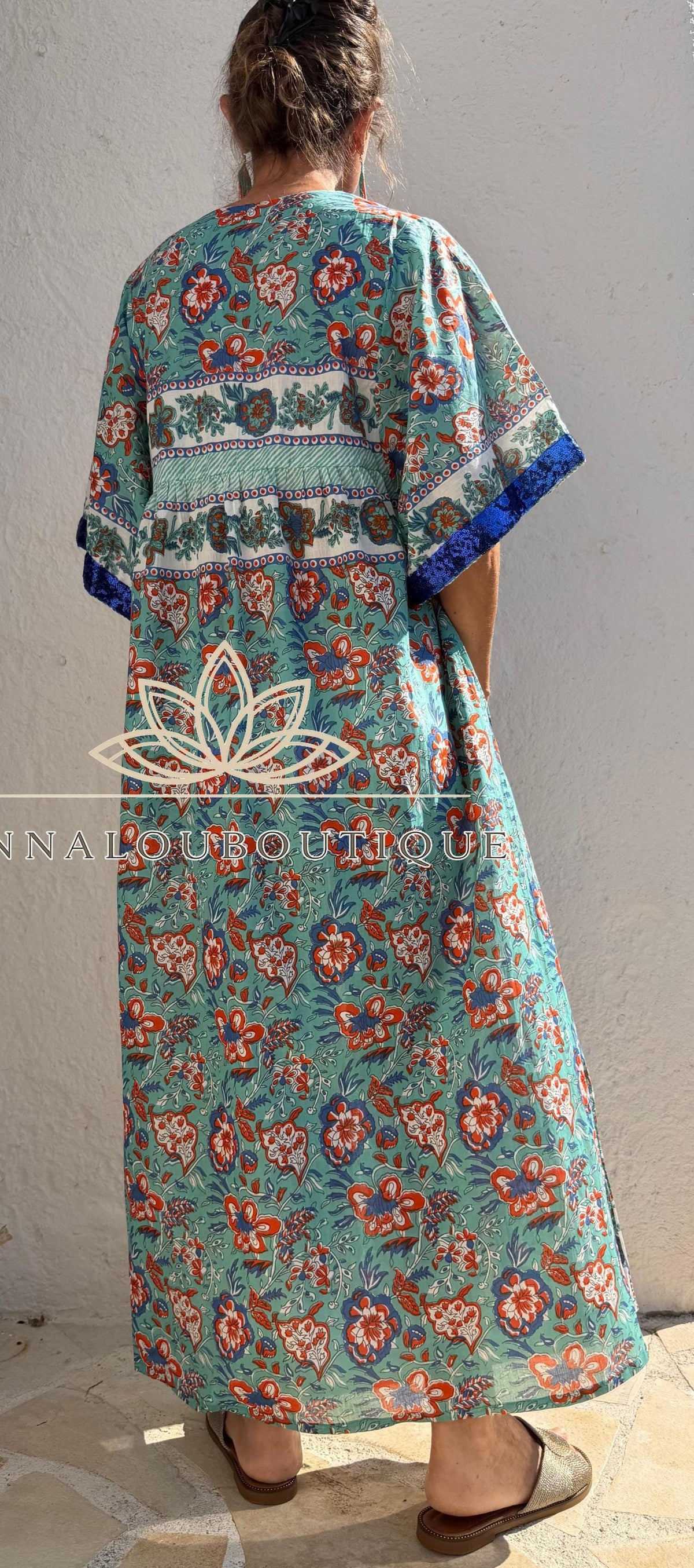 Robe ample turquoise et orange, sequins bleus